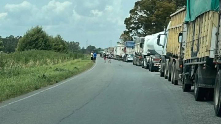 Accidente fatal en Buenos Aires: un hombre murió en un choque frontal entre una moto y un camión