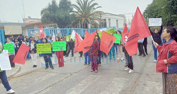 Funcionarios realizan manifestación por colega víctima de agresiones y amenazas en Cesfam San Felipe El Real