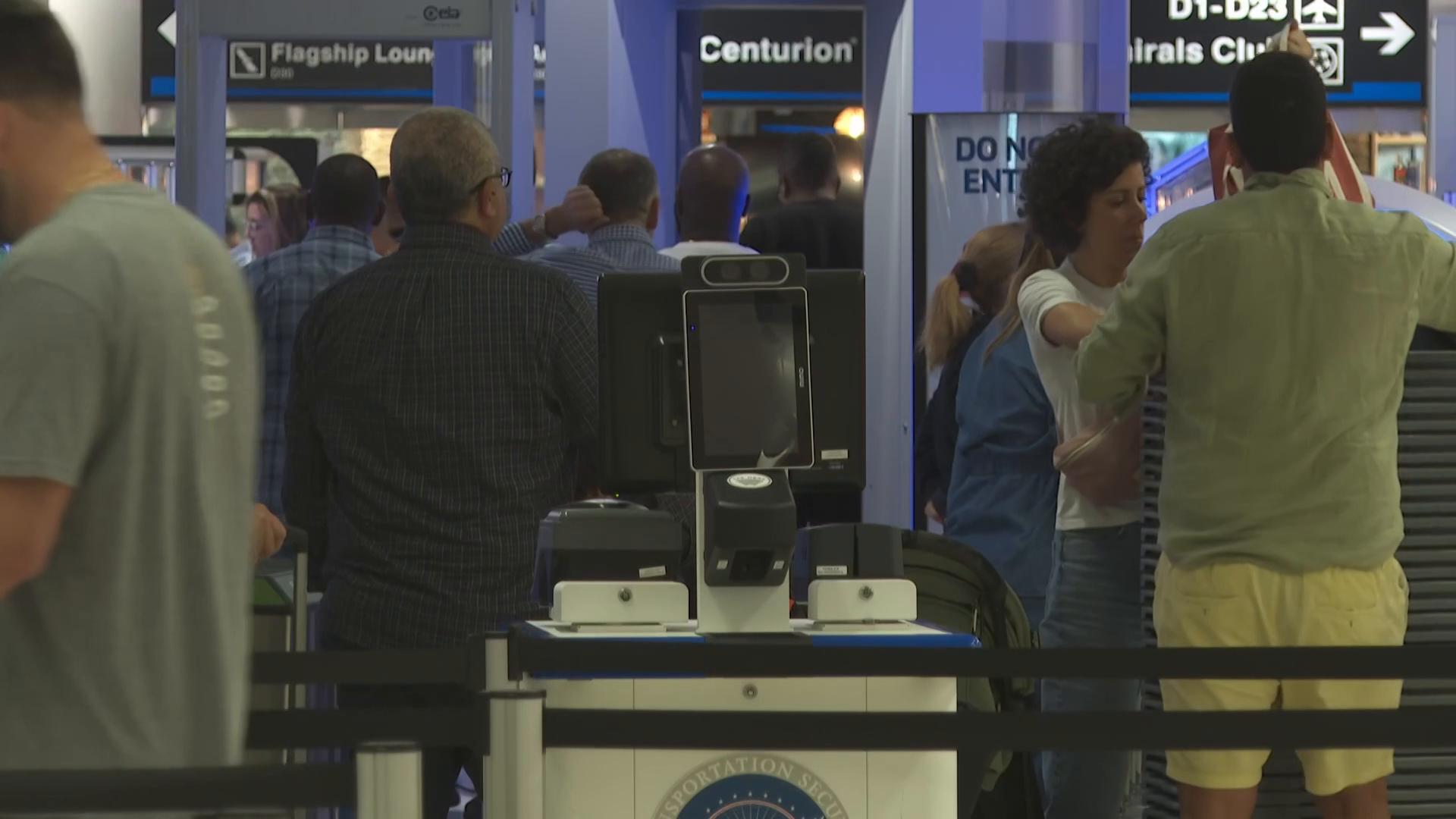 US airlines cancel more than 2,500 weekend flights largely due to government shutdown