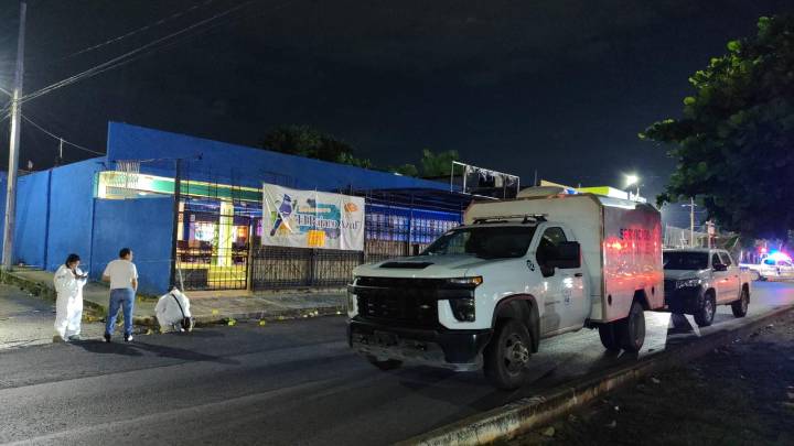 Muere una mesera en un enfrentamiento a balazos en un bar de Cancún