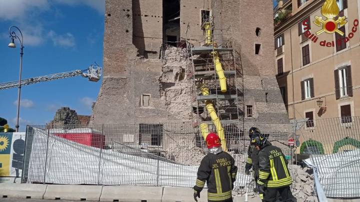 Hundimiento parcial de una torre medieval durante su restauración junto al Coliseo de Roma