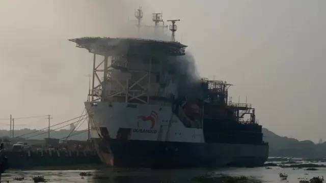 Se incendia el buque Blue Phoenix en un muelle de Villa Allende, Veracruz