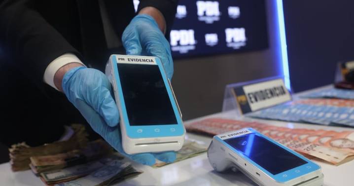 Desbaratan banda que realizaba fraude con tarjetas bancarias en EE.UU. desde Chile: siete sujetos quedaron con medidas cautelares