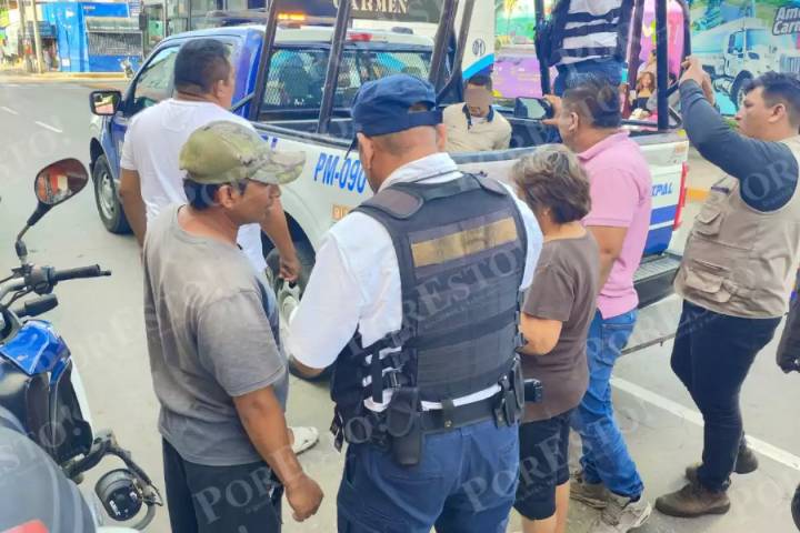 Zafarrancho en el Centro de Carmen: cliente denuncia despojo ilegal de su moto y detienen a cobrador