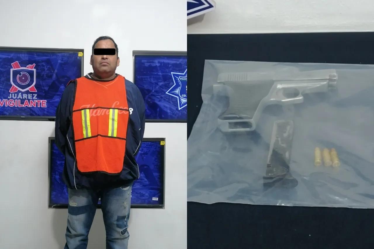Lo sorprenden manipulando un arma y lo detienen