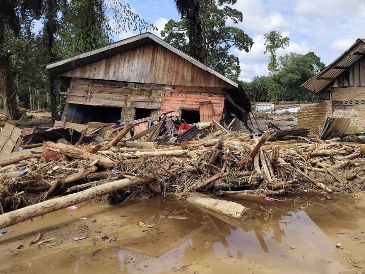 Inundaciones en Indonesia: más de 300 muertos y decenas de heridos