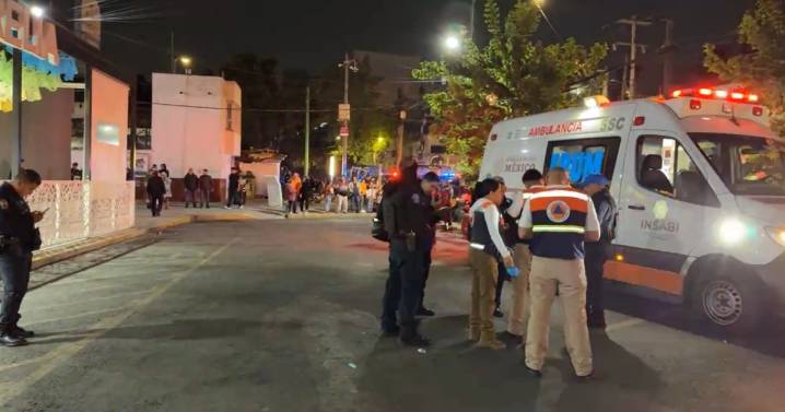 Dan brutal golpiza y disparan a joven en mercado de CDMX