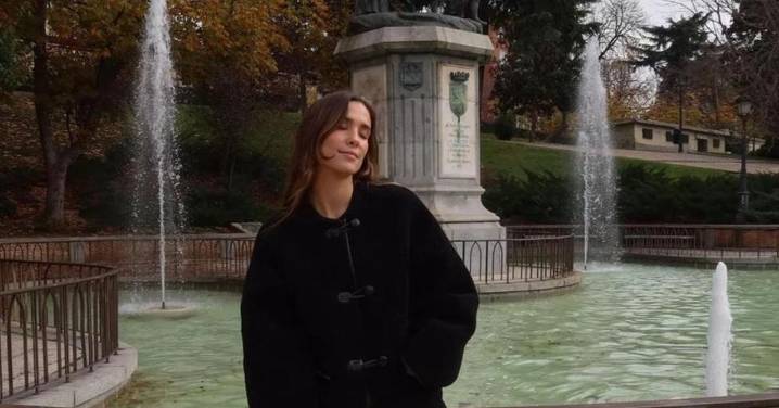 Los pantalones en efecto piel de Mango con efecto tipazo que llevarás con botines en tus looks de Navidad alternativos