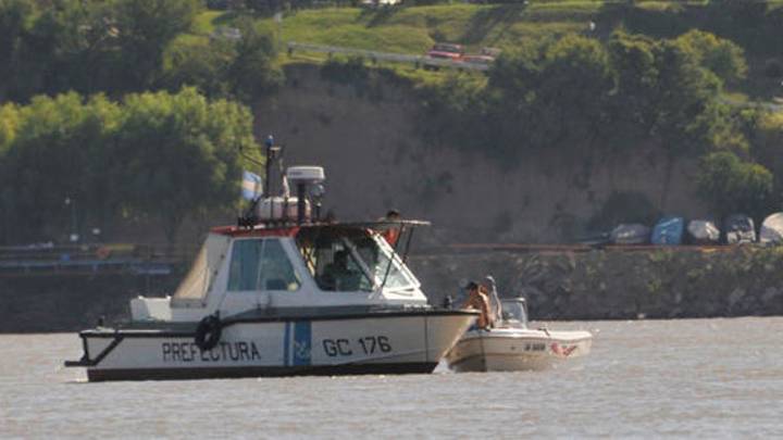Intensa búsqueda de un hombre desparecido en el río Paraná luego del choque de su embarcación
