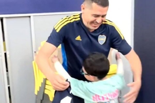 La dulce reacción de Francisco y el tierno abrazo con Riquelme que conmovió a los hinchas de todos los clubes