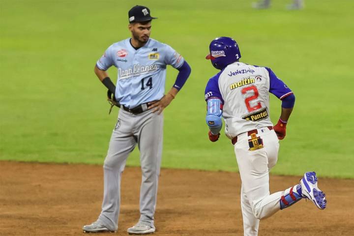 Pitcheo de Peña y batazos de Escobar reencontraron al Magallanes con la derrota