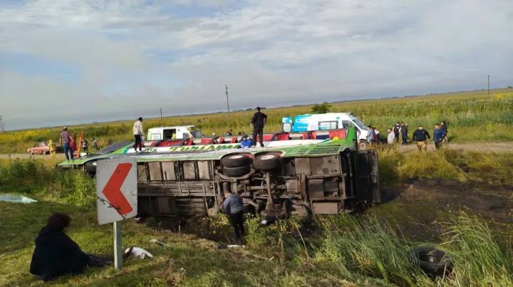 Volcó un micro en la Ruta 2 a la altura de General Pirán: hay 2 muertos y 44 heridos