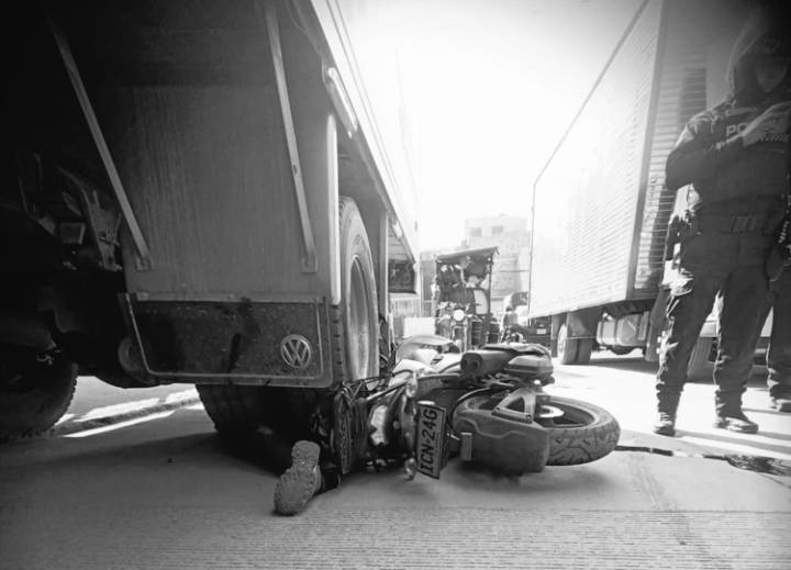 Tragedia en Kennedy: Motociclista muere en siniestro con tractocamión
