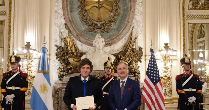 Javier Milei se reunió con el embajador Peter Lamelas en Casa Rosada previo a su viaje a Estados Unidos