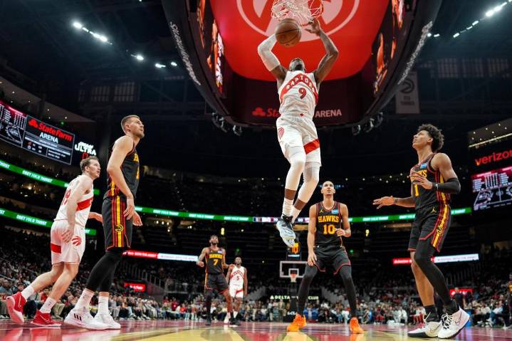 Los Raptors remontan y vencen 109-97 a los Hawks para su 4ta victoria en la Copa NBA – Chicago Tribune