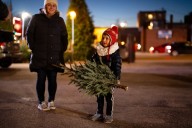 Christmas tree lots prepare for heavy snowstorm aimed for Chicago
