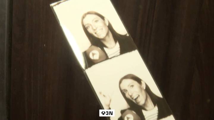 El fotomatón retro que arrasa en Barcelona: largas colas para llevarse sus fotos reveladas en papel