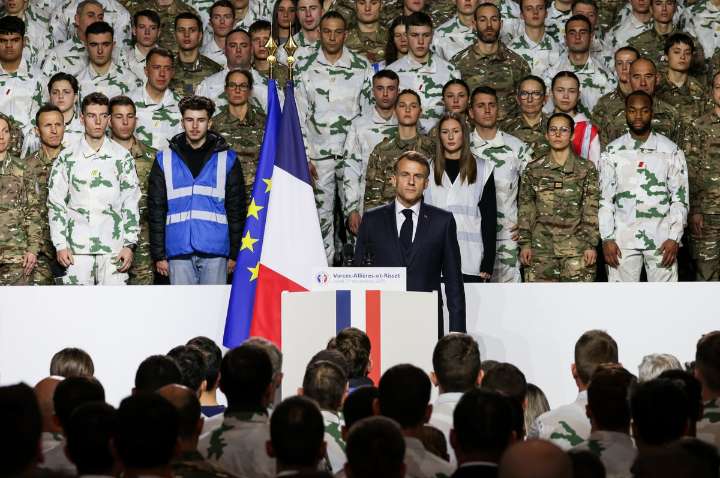 Macron presenta plan de nuevo servicio militar en Francia; "la guerra es una realidad", dice