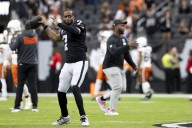 Raiders' Geno Smith apologizes for obscene gesture toward fans