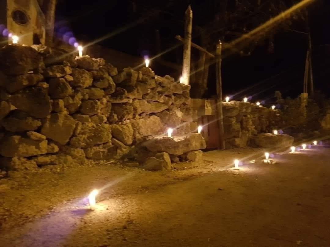 Pueblos yucatecos despiden a las Ánimas con velas encendidas en puertas y albarradas