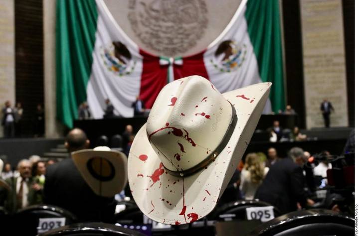 Honra Cámara de Diputados a Carlos Manzo; llevan sombreros ‘ensangrentados’