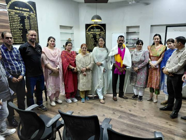 DG-YSS felicitates departmental driver on his retirement