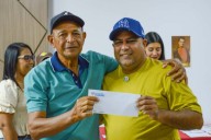 Alcalde Eneas González entrega más de 40 ayudas técnicas a vecinos de Mariño