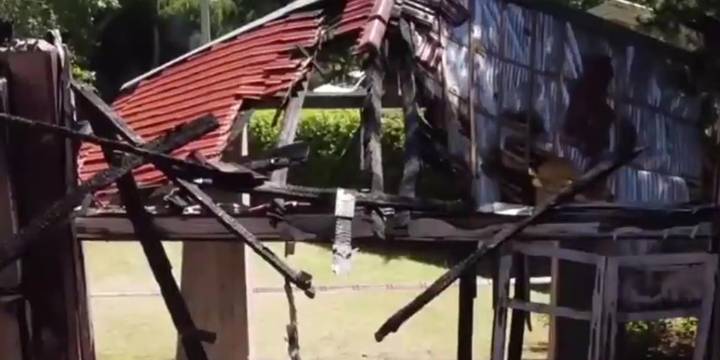 Fuego, pintadas satanistas y black metal: una capilla de Pehuen Co fue incendiada en Halloween