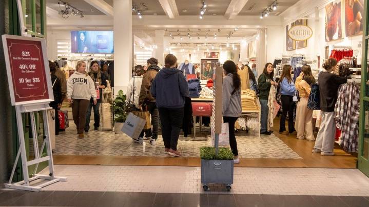 Holiday spending to top $1 trillion but some shoppers plan to cut back