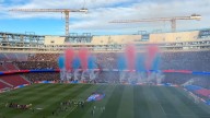 Así fue el regreso del Barcelona al Camp Nou: verbena, una coral cantando el himno, humareda e inicio con retraso