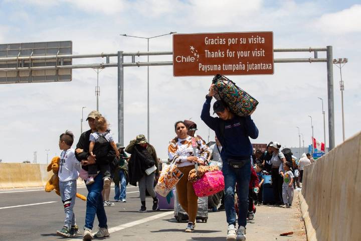 Decenas de migrantes huyen de Chile ante posible victoria de la ultraderecha