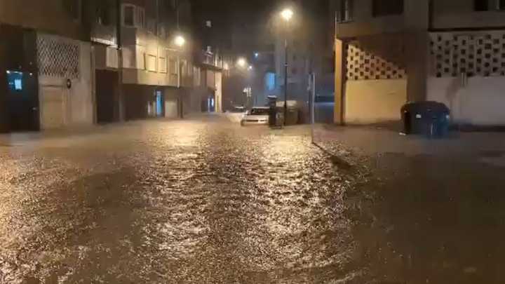 El caos se apodera de Avilés: una impresionante tromba de agua inunda la ciudad sin aviso previo por lluvia