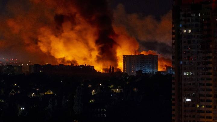 U.S. deports dozens of migrants to Ukraine amid war