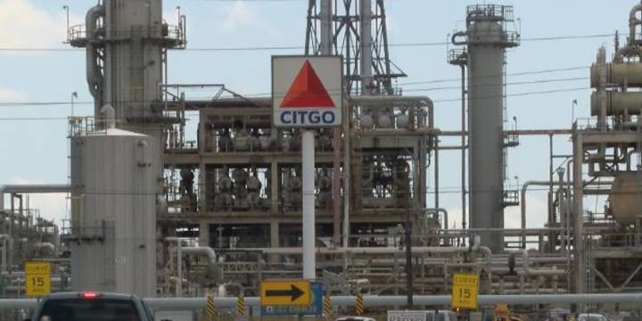 Texas man dies after crashing into refinery on La. 108