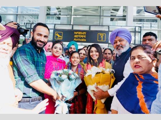 Punjab honours World Cup champions Harleen Deol, Amanjot Kaur with grand Mohali welcome [ FULL VIEW ]