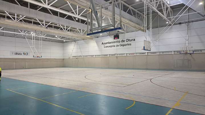 Otura culmina la reforma de la cubierta y el pavimento del Pabellón Municipal El Deyre