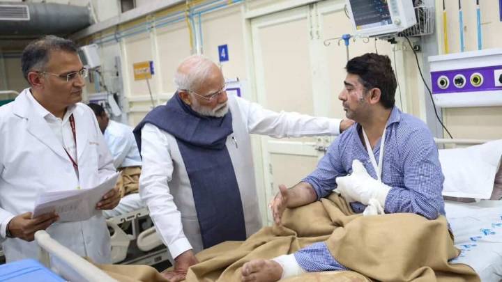 PM Modi visits Delhi blast survivors at LNJP Hospital