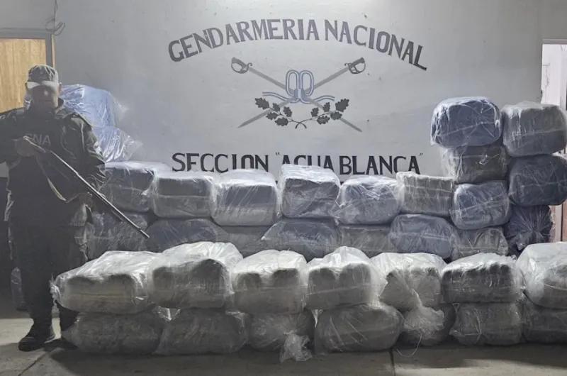 Un grupo de personas descartó bultos con 187 kilos de marihuana y 672 kilos de coca en estado natural