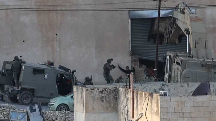 Video shows Israeli soldiers shooting surrendering Palestinians in Jenin