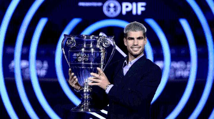 Carlos Alcaraz recibe el trofeo de número 1 del mundo en el ranking ATP 2025