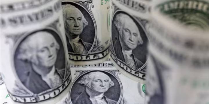 El dólar quedó a casi 100 pesos del techo de la banda y el riesgo país subió a 616 puntos