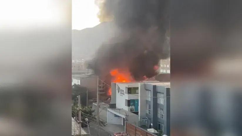 Incendio viene afectando una fábrica en San Juan de Lurigancho: unas 16 unidades de bomberos trabajan en la zona [VIDEO]
