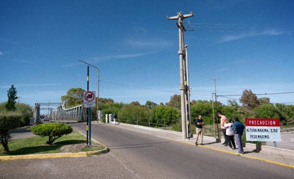 Nueva señalización en el Puente Del Poeta en Rawson