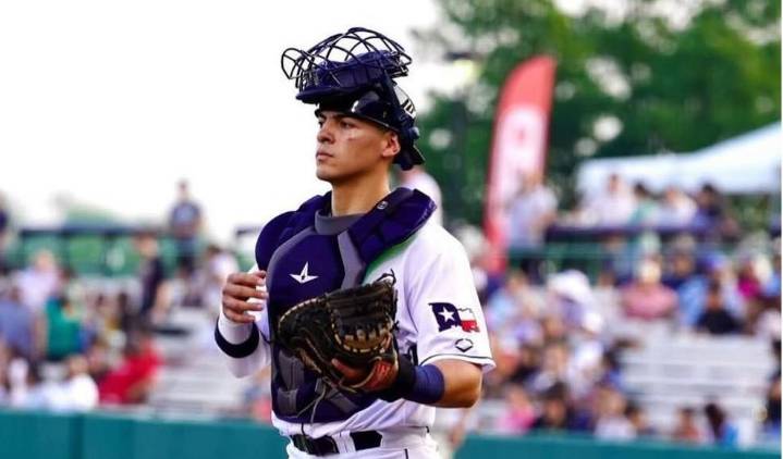 Brandon Valenzuela se mantendrá con Azulejos