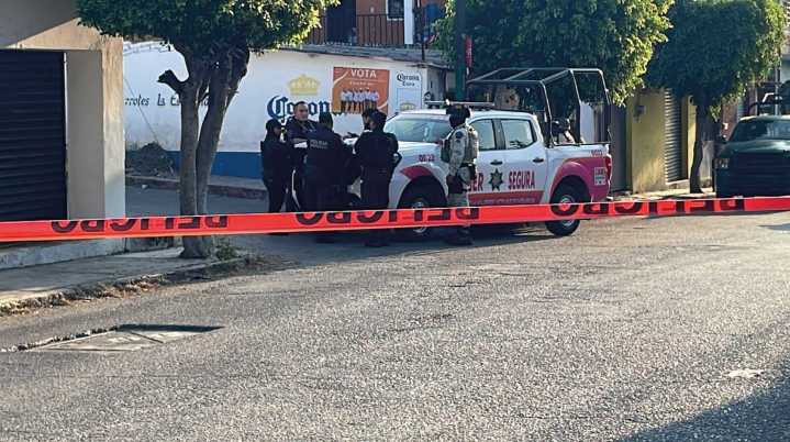 Hombre es atacado a balazos mientras caminaba en Acatlipa