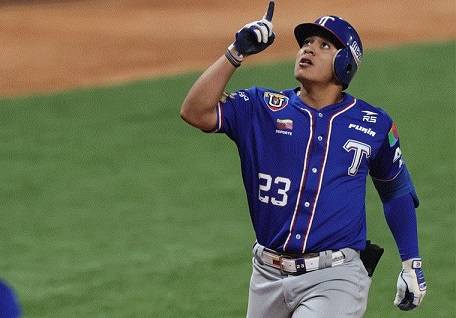 Tiburones evita barrida ante Caribes en un festival de batazos