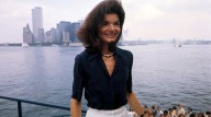 Un abrigo de Jacqueline Kennedy encabeza la subasta de moda y carteras de lujo en Sotheby’s