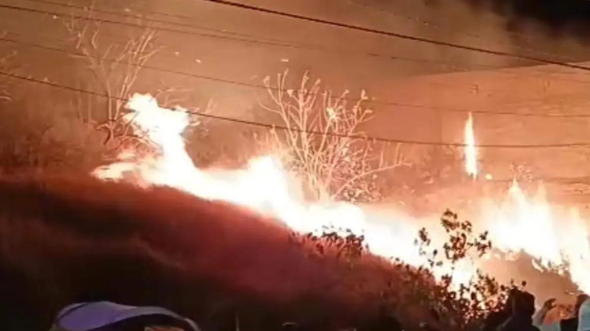 Incendio en el cerro alarma a vecinos de Rincón de Tamayo, Celaya
