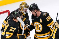 NHL roundup: Pastrnak scores twice, Bruins beat Maple Leafs for seventh straight win