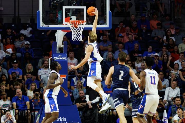 Deadspin | No. 3 Florida dominates North Florida after unfurling banner